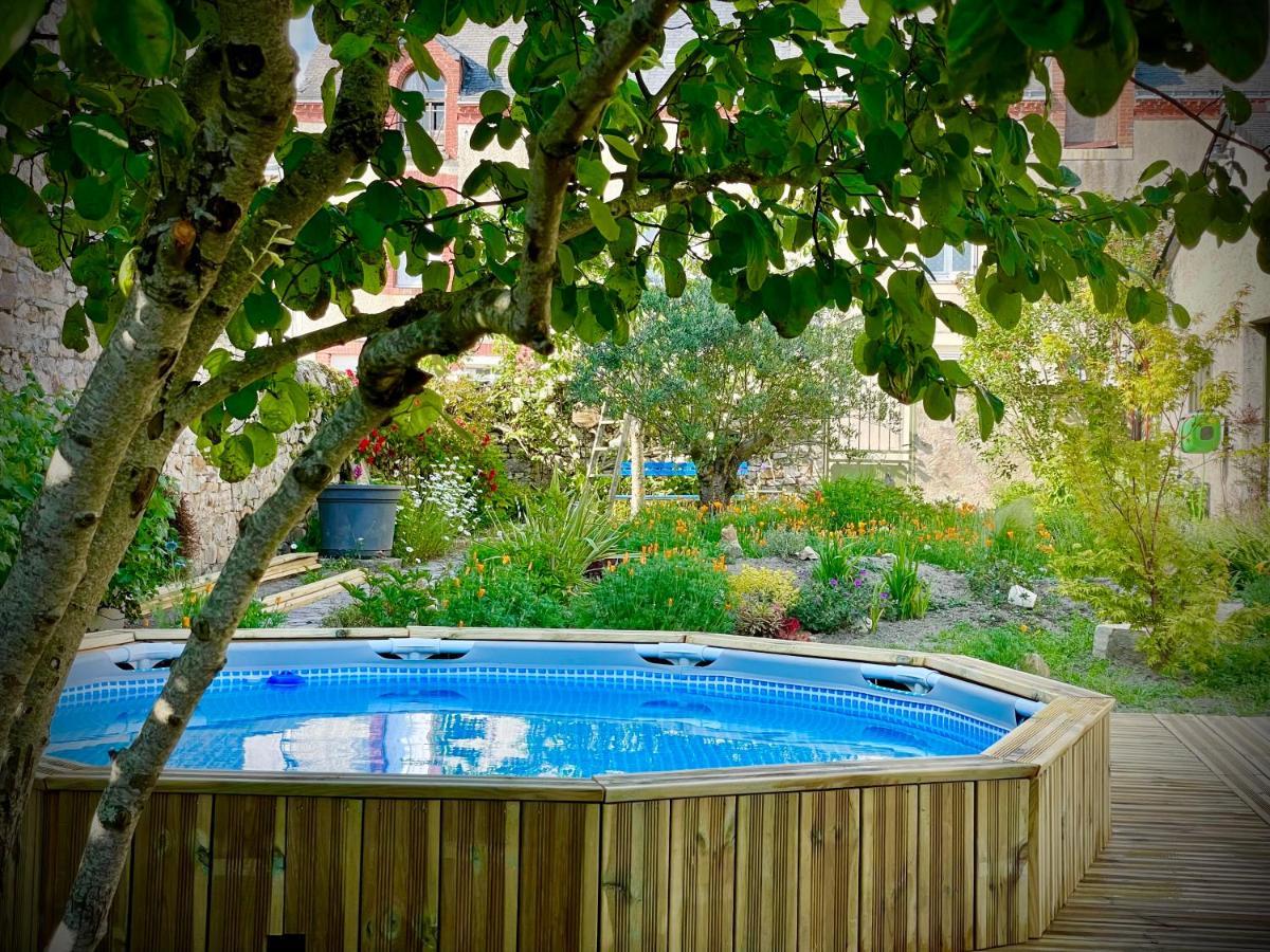 Sainte-Suzanne  Cote Jardin Bed & Breakfast エクステリア 写真