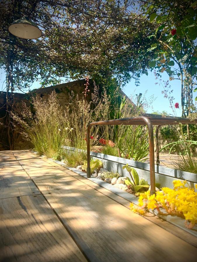 Sainte-Suzanne  Cote Jardin Bed & Breakfast エクステリア 写真