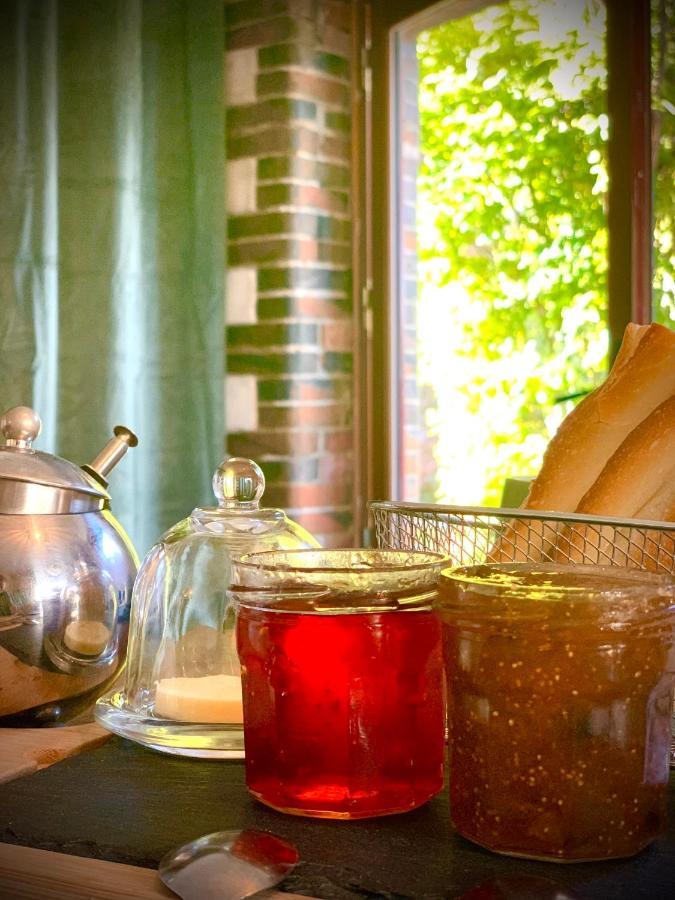 Sainte-Suzanne  Cote Jardin Bed & Breakfast エクステリア 写真
